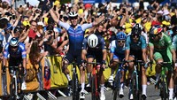 Fabio Jakobsen merayakan kemenangan saat menjadi yang tercepat dalam etape kedua TDF 2022 di Nyborg, Denmark, 2 Juli 2022. TDF 2022 merupakan panggung pertamanya di ajang balapan paling bergengsi ini. Semua berharap dia tidak gagal hingga etape terakhir di Paris, 24 Juli.  (Anne-Christine/AFP/Getty Images)