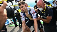 Fabio Jakobsen tak berbicara banyak usai menuntaskan momen paling emosional pada etape 17 TDF 2022. Mimpinya untuk bisa tampil di etape terakhir TDF 2022 di Ibu Kota Paris nyaris pupus jika ia terlambat 17 detik menyentuh garis finish. (Anne-Christine/AFP/Getty Images)