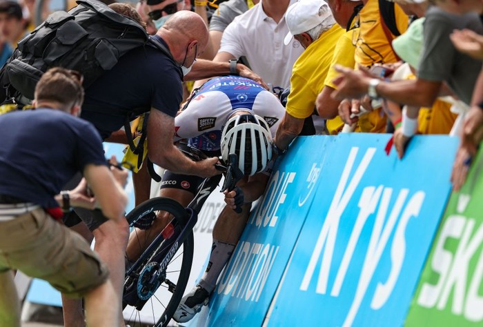 Quick-Step Alpha Vinyl Team's Dutch rider Fabio Jakobsen (C) is assisted after he collapsed while crossing the finish line seconds before the cut-off time during the 17th stage of the 109th edition of the Tour de France cycling race, 129,7 km between Saint-Gaudens and Peyragudes, in southwestern France, on July 20, 2022. (Photo by Anne-Christine POUJOULAT / AFP) (Photo by ANNE-CHRISTINE POUJOULAT/AFP via Getty Images)