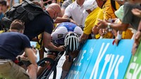 Pebalap tim Quick-Step Alpha Vinyl, Fabio Jakobsen terhuyung-huyung dan menangis terharu setelah menyelesaikan etape 17 Tour de France (TDF) 2022 di puncak pegunungan Peyragudes, Prancis, Rabu, 20 Juli 2022.  Jakobsen menuntaskan etape dengan waktu 16 detik sebelum batas waktu usai. Jika dia terlambat 17 detik, Jakobsen akan dilarang ikut pada 4 etape berikutnya alias harus angkat koper. (Thomas Samson/AFP/Getty Images)