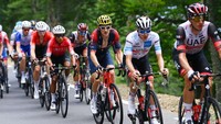 Tadej Pogacar memacu sepedanya dalam etape 17, Tour de France (TDF), di Prancis, Rabu (20/7/2022). Ia mengawali aksi di segmen nanjak perih ini dengan peloton pebalap seperti Jonas Vingegarrad, Geraith Thomas, Pidcock, Van Aert, dan Quintana.(Tim de Waele/Getty Images)