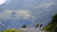 Peleton besar Pogacar menyisakan dirinya, Jonas Vingeaard dan Brandon McNulty pada 5 km terakhir sebelum finish, pada etape 17 TDF 2022, Rabu (20/7/2022). Etape 17 menempuh rute sejauh 129,7 km dengan sejumlah titik pendakian yang menyeramkan, hingga gradien 17 persen. (Tim de Waele/Getty Images)