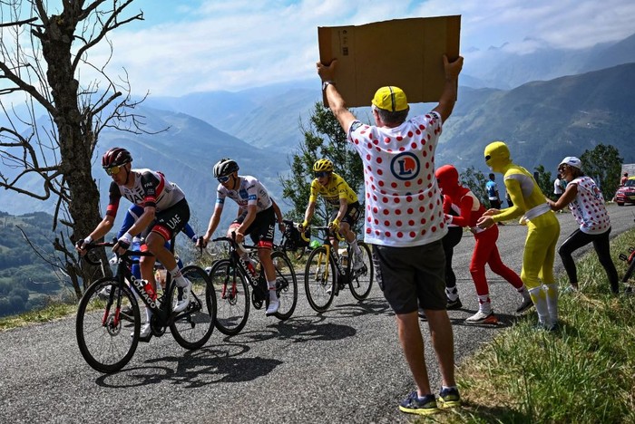 1242015020 UAE Team Emirates team's Slovenian rider Tadej Pogacar wearing the best young rider's white jersey (R) cycles ahead of Jumbo-Visma team's Danish rider Jonas Vingegaard wearing the overall leader's yellow jersey (C) during the 17th stage of the 109th edition of the Tour de France cycling race, 129,7 km between Saint-Gaudens and Peyragudes in southwestern France, on July 20, 2022. (Photo by Anne-Christine POUJOULAT / AFP) (Photo by ANNE-CHRISTINE POUJOULAT/AFP via Getty Images)