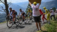 Tampak Pogacar (tengah) menempel rekan satu timnya, Brandon McNulty diikuti Jonas Vingegaard pada etape 17 TDF 2022, Rabu (20/7/2022). Pada segmen nanjak perih di 20an km sebelum finish, semua pebalap yang nggandol Pogacar rontok satu persatu seperti Quintana, Geraith Thomas, dan Pidcock. (Anne-Christine/AFP/Getty Images)