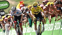 Sprint terakhir menjelang garis finish. Sprint ini tidak biasa karena jalan menanjak hingga gradien 16 persen pada etape 17 TDF 2022, Rabu (20/7/2022). Tampak Pogacar berusaha sekuat tenaga untuk berada di depan Vingegaard. (Marco Bertorello/AFP/Getty Images)
