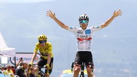 Ekspresi kemenangan Tadej Pogacar saat menjadi yang tercepat dan mengungguli Jonas Vingegaard. Ia mencatat waktu 3 jam, 25 menit, 51 detik pada etape ini. (Michael Steele/Getty Images)