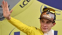 Meski podium kedua, Jonas Vingegaard masih memimpin general classification (GC) dan mengenakan jersey kuning. Akumulasi waktu Vingegaard lebih cepat 2 menit 18 detik dibandingkan Pogacar. (Marco Bertorello/AFP/Getty Images)