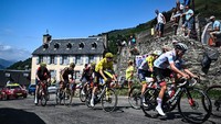 Tadej Pogacar berkali-kali menggedor pertahanan jersey kuning Jonas Vingegaard, pada etape 17 TDF 2022, Rabu (20/7/2022).  Pogacar melakukan serangan di hampir setiap kesempatan.  (Anne-Christine/AFP/Getty Images)