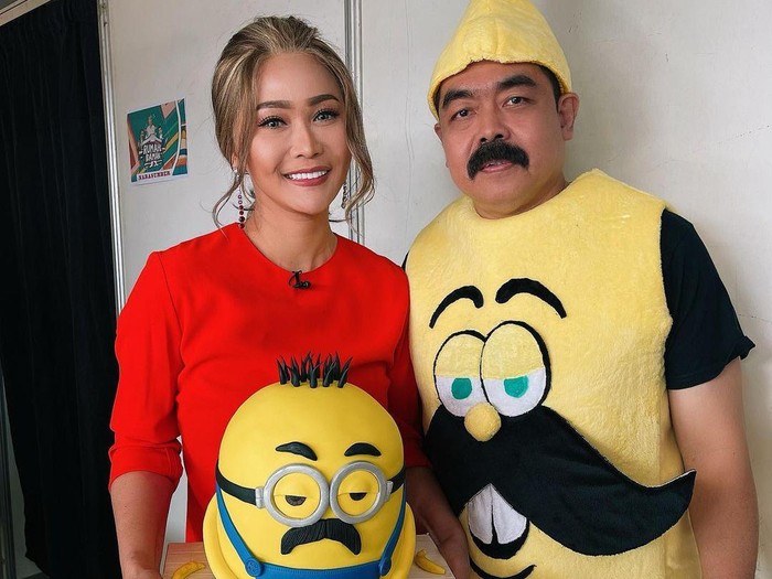 Adam Suseno, suami Inul Daratista, mengenakan kostum pisang ala Minions.