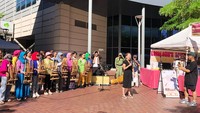 Sebanyak 36 penampil unjuk gigi memainkan angklung di Capital City Public Market pada Sabtu (16/7/2022) akhir pekan lalu. Mereka datang difasilitasi organisasi nirlaba masyarakat dan diaspora Indonesia di Boise yakni Indo-Idago serta didukung KJRI San Fransisco. (dok. KJRI San Francisco)
