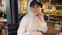 Ayana memang tak memperlihatkan rambutnya. Ia menutupinya dengan memakai topi dan jaket bertudung kepala. Seperti fotonya saat ngopi di Starbucks. Foto: Instagram @xolovelyayana