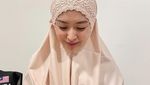 10 Pose Ngopi Cantik ala Ayana Moon, Selebgram Hijab asal Korea