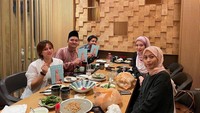 Sosok Ayana yang inspiratif ini telah melahirkan karya berupa buku. Ia juga memiliki penggemar di Malaysia, seperti ini momen kebersamaan mereka saat makan malam. Foto: Instagram @xolovelyayana