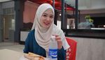 10 Pose Ngopi Cantik ala Ayana Moon, Selebgram Hijab asal Korea