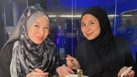 Momen Ayana dan temannya ketika menikmati makan malam terlihat akrab. Mereka menikmati BBQ Korea dan kimchi bokkeumbap. Foto: Instagram @xolovelyayana