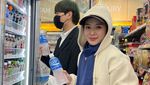 10 Pose Ngopi Cantik ala Ayana Moon, Selebgram Hijab asal Korea