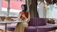 Seperti wanita Korea lainnya, Ayana juga hobi ngopi di kafe cantik. Ia menikmati segelas es kopi latte dengan croissant. Foto: Instagram @xolovelyayana