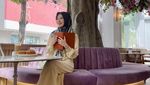 10 Pose Ngopi Cantik ala Ayana Moon, Selebgram Hijab asal Korea