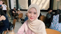 Momen ngopi lainnya juga terlihat di sebuah kafe Malaysia. Ayana menikmati segelas es latte dengan roti. Foto: Instagram @xolovelyayana
