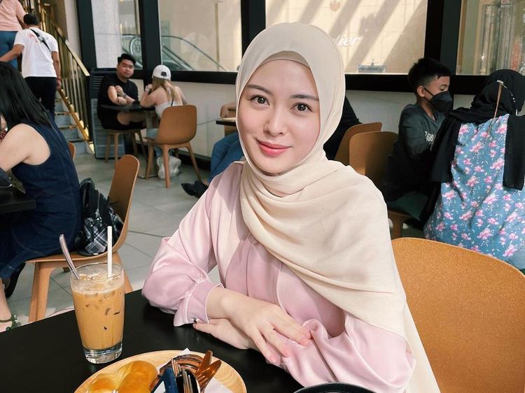 10 Pose Ngopi Cantik ala Ayana Moon, Selebgram Hijab asal Korea