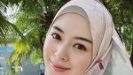 10 Pose Ngopi Cantik ala Ayana Moon, Selebgram Hijab asal Korea