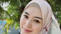 Ayana Moon, selebgram cantik asal Korea Selatan yang mendapat perhatian karena menjadi mualaf dan berhijab. Selebgram ini menghebohkan karena melepas hijab saat berfoto dengan sang adik. Foto: Instagram @xolovelyayana