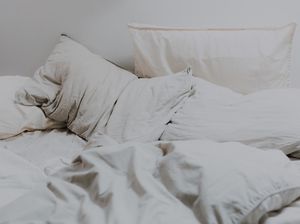 Tips Jemur Bantal dan Guling, Bebas Bau Apek hingga Usir Tungau