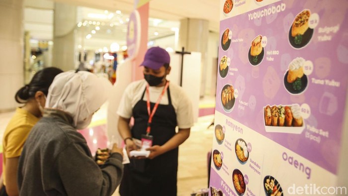 Sejumlah kuliner khas Korea mejeng di Lotte Shopping Avenue, Jakarta, Kamis (21/7/2022). Deretan jajanan khas Korea ini bisa ditemui hingga 31 Juli 2022.