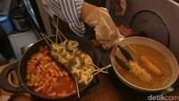 Beberapa stand jajanan menyediakan tester lho untuk pengunjung yang belum pernah mencoba makanan khas Korea.  