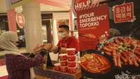 Dalam festival ini terdapat 20 stand jajanan khas Korea lho, mulai dari Ushi So, Kko-reu-reuk Korean Food, Glacarie, Eunggeupsil hingga Gogumapang siap memanjakan lidah pengunjung.  