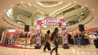 Sejumlah kuliner khas Korea mejeng di Lotte Shopping Avenue, Jakarta, Kamis (21/7/2022). Deretan jajanan khas Korea ini bisa ditemui hingga 31 Juli 2022.  