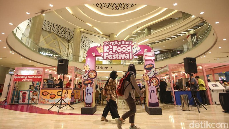 Sejumlah kuliner khas Korea mejeng di Lotte Shopping Avenue, Jakarta, Kamis (21/7/2022). Deretan jajanan khas Korea ini bisa ditemui hingga 31 Juli 2022.