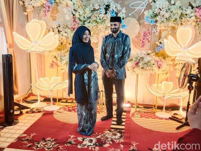 Beredar viral wanita Sulawesi dilamar oleh pria dari Arab Saudi dan diberikan uang panai 1,5 Miliar bikin heboh. Beredar viral wanita Sulawesi dilamar oleh pria dari Arab Saudi dan diberikan uang panai 1,5 Miliar bikin heboh.