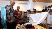 Direktur Utama Bank Syariah Indonesia Hery Gunardi sempat menjajal membatik di salah satu stand pameran UMKM.