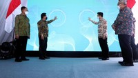 Direktur Bisnis dan Kewirausahaan Syariah KNEKS Putu Rahwidhiyasa, Direktur Utama Bank Syariah Indonesia Hery Gunardi, Wakil Gubernur Jawa Timur Emil Dardak, Direktur Pengawasan LJK 2 OJK Regional Jawa Timur Dedi Patria, dan Kepala Kantor Perwakilan Bank Indonesia Jawa Timur Budi Hanoto saat meresmikan BSI UMKM Center Surabaya, Kamis (21/7).