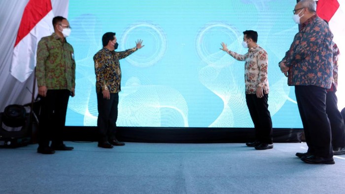BSI Dukung UMKM di Jawa Timur Direktur Bisnis dan Kewirausahaan Syariah KNEKS Putu Rahwidhiyasa, Direktur Utama Bank Syariah Indonesia Hery Gunardi, Wakil Gubernur Jawa Timur Emil Dardak, Direktur Pengawasan LJK 2 OJK Regional Jawa Timur Dedi Patria, dan Kepala Kantor Perwakilan Bank Indonesia Jawa Timur Budi Hanoto saat meresmikan BSI UMKM Center Surabaya, Kamis (21/7).