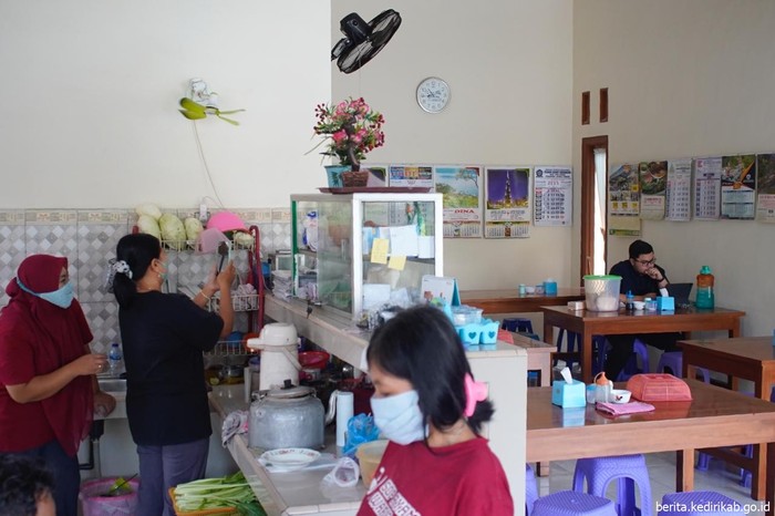 Bupati Dhito Rakor Virtual Bahas Tol Kediri-Tulungagung di Warung Makan