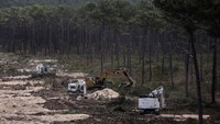 Sejumlah alat berat juga diterjunkan dalam membuat pembatas tersebut sebagai upaya mencegah kebakaran hutan meluas.