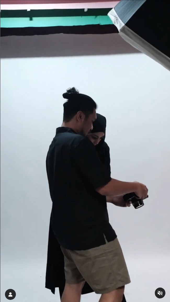 Aktris, model, pemain film, dan pembawa acara Celine Evangelista menjadi sorotan publik karena mengunggah foto berhijab di akun Instagramnya @celine_evangelista. Pembawa acara Insert, Fadi Iskandar yang menjadi fotografer sekaligus kolaborasi dalam sesi foto Celine Evangelista berhijab. UKHTI 😍 @celine_evangelista, tulis @fadi.iskandar di unggahannya. Foto: Dok. Instagram @celine_evangelista.