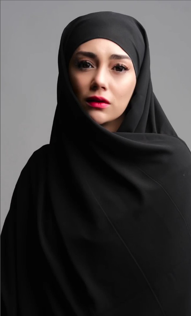 Celine Evangelista berpose dengan ekspresi wajah yang membuat warganet membanjiri penampilannya dengan pujian. Tak sedikit yang menyebutnya bak bidadari berhijab. Foto: Dok. Instagram @celine_evangelista.