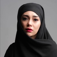 Celine Evangelista berpose dengan ekspresi wajah yang membuat warganet membanjiri penampilannya dengan pujian. Tak sedikit yang menyebutnya bak bidadari berhijab. Foto: Dok. Instagram @celine_evangelista.