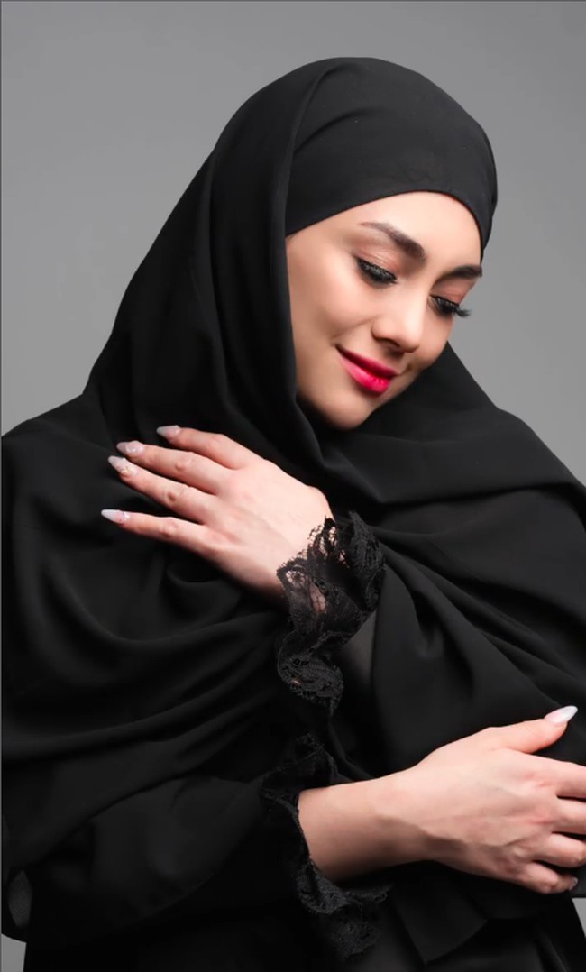 Wanita kelahiran 2 April 1992 itu memakai hijab pashmina instan yang dibiarkan terurai ke depan dan tidak memakai jarum pentul atau peniti. Ia berpose sendu dengan makeup flawless. Celine memperlihatkan manset brokat. Ia tidak menjelaskan sedang sesi foto untuk brand atau launching suatu produk. Foto: Dok. Instagram @celine_evangelista.