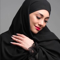 Wanita kelahiran 2 April 1992 itu memakai hijab pashmina instan yang dibiarkan terurai ke depan dan tidak memakai jarum pentul atau peniti. Ia berpose sendu dengan makeup flawless. Celine memperlihatkan manset brokat. Ia tidak menjelaskan sedang sesi foto untuk brand atau launching suatu produk. Foto: Dok. Instagram @celine_evangelista.