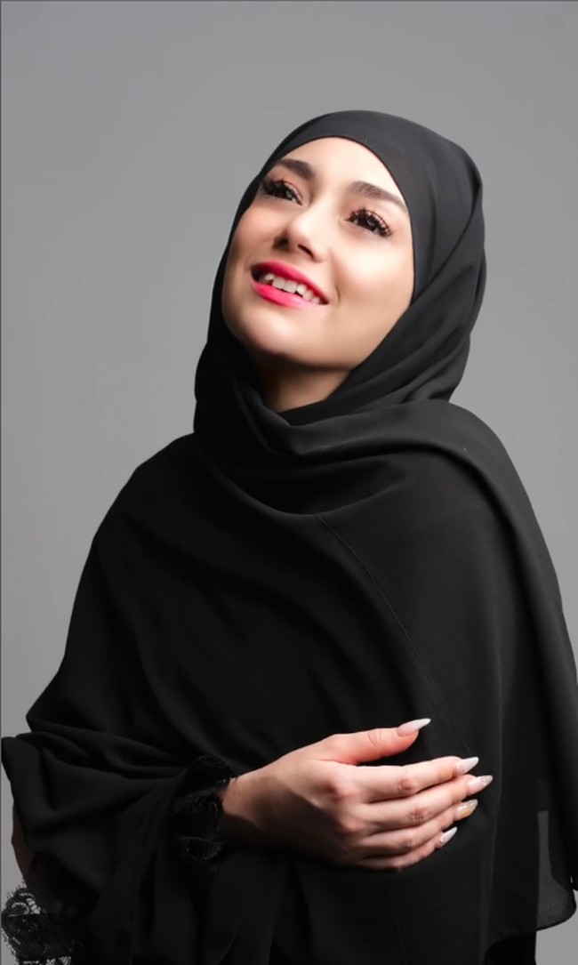 Celine Evangelista menjalani pemotretan dengan makeup flawless dan menghiasi kepalanya dengan hijab pashmina. Dok. Instagram @celine_evangelista.