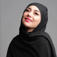Celine Evangelista menjalani pemotretan dengan makeup flawless dan menghiasi kepalanya dengan hijab pashmina. Dok. Instagram @celine_evangelista.