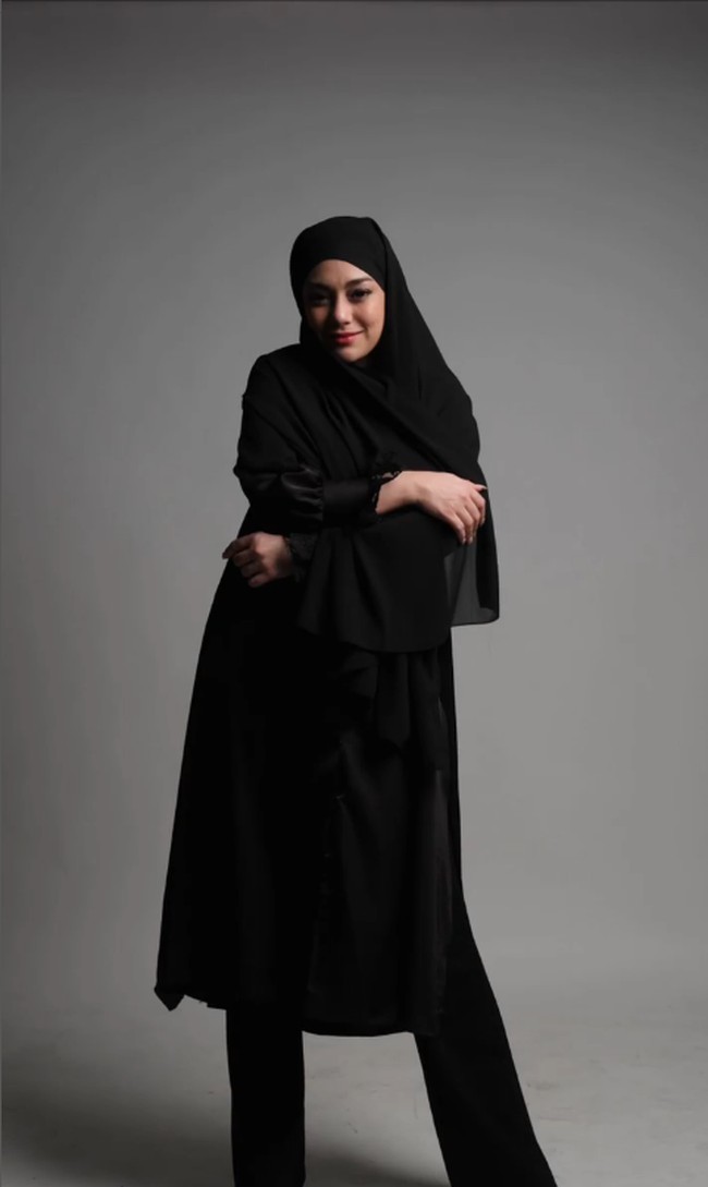 Mantan istri Stefan William ini menjalani pemotretan dengan one set polos dan hijab serba hitam. Penampilan Celine membuat warganet kagum. Yuk baca syahadat Yuk🥰🤭syantik banget, puji akun @kosemahmad_. Masya Allah kak celinee.. Cocok dan syantik bangett 😍😍 moga diberikan hidayah bs masuk agama islam. Aamiin, kata akun @handayani_aries_. MasyaAllah cantik bgt celine berhijab😍, timpal akun @andreani_joeeddy. Foto: Dok. Instagram @celine_evangelista.