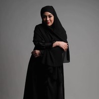 Mantan istri Stefan William ini menjalani pemotretan dengan one set polos dan hijab serba hitam. Penampilan Celine membuat warganet kagum. Yuk baca syahadat Yuk🥰🤭syantik banget, puji akun @kosemahmad_. Masya Allah kak celinee.. Cocok dan syantik bangett 😍😍 moga diberikan hidayah bs masuk agama islam. Aamiin, kata akun @handayani_aries_. MasyaAllah cantik bgt celine berhijab😍, timpal akun @andreani_joeeddy. Foto: Dok. Instagram @celine_evangelista.