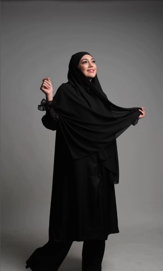 Wanita yang bernama lengkap Princessa Celine Evangelista Monica Maureen Richelle itu bukan kali ini saja tampil berhijab. Sebelumnya ia pernah memakai baju muslim dan hijab meskipun dia diketahui bukan bergama Islam.  Foto: Dok. Instagram @celine_evangelista.