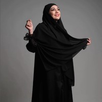 Wanita yang bernama lengkap Princessa Celine Evangelista Monica Maureen Richelle itu bukan kali ini saja tampil berhijab. Sebelumnya ia pernah memakai baju muslim dan hijab meskipun dia diketahui bukan bergama Islam.  Foto: Dok. Instagram @celine_evangelista.