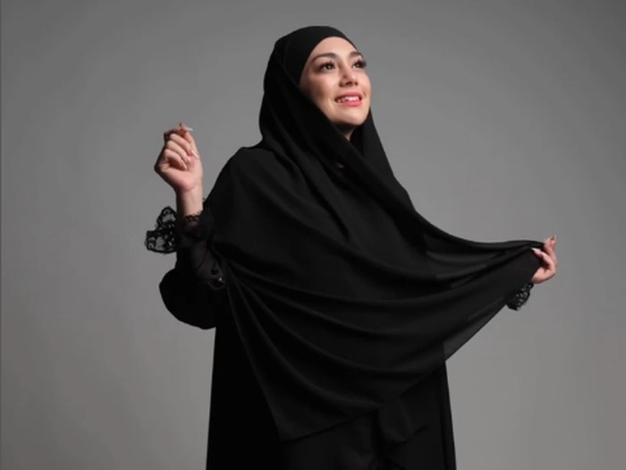 Celine Evangelista pakai hijab tuai pujian.